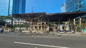 Gebang Tol Dibakar Massa Saat Demo Ricuh