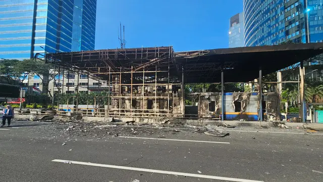 Gebang Tol Dibakar Massa Saat Demo Ricuh