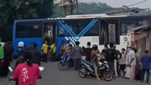 Transjakarta Tabrak Kios dan Rumah di Cakung