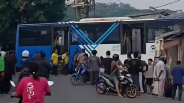 Transjakarta Tabrak Kios dan Rumah di Cakung