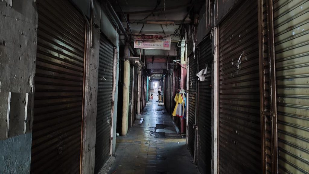 Sekuat Tenaga Bertahan di Lorong Gelap dan Sunyi