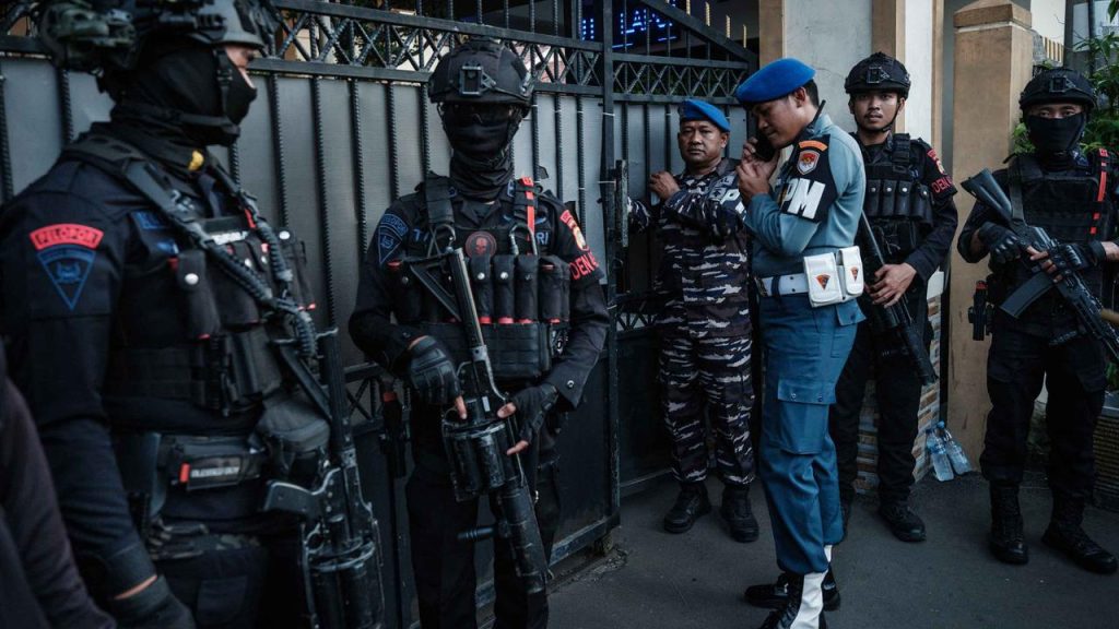 Kapolri Kunjungi Korban Ledakan SMAN 72 Jakarta