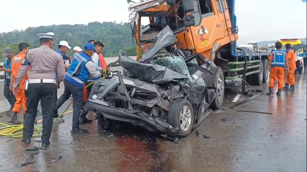 Kecelakaan Beruntun Libatkan 9 Kendaraan di Cipularang